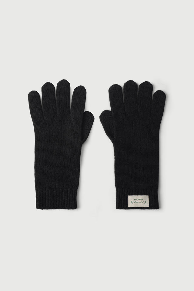 The Cashmere Glove, Short